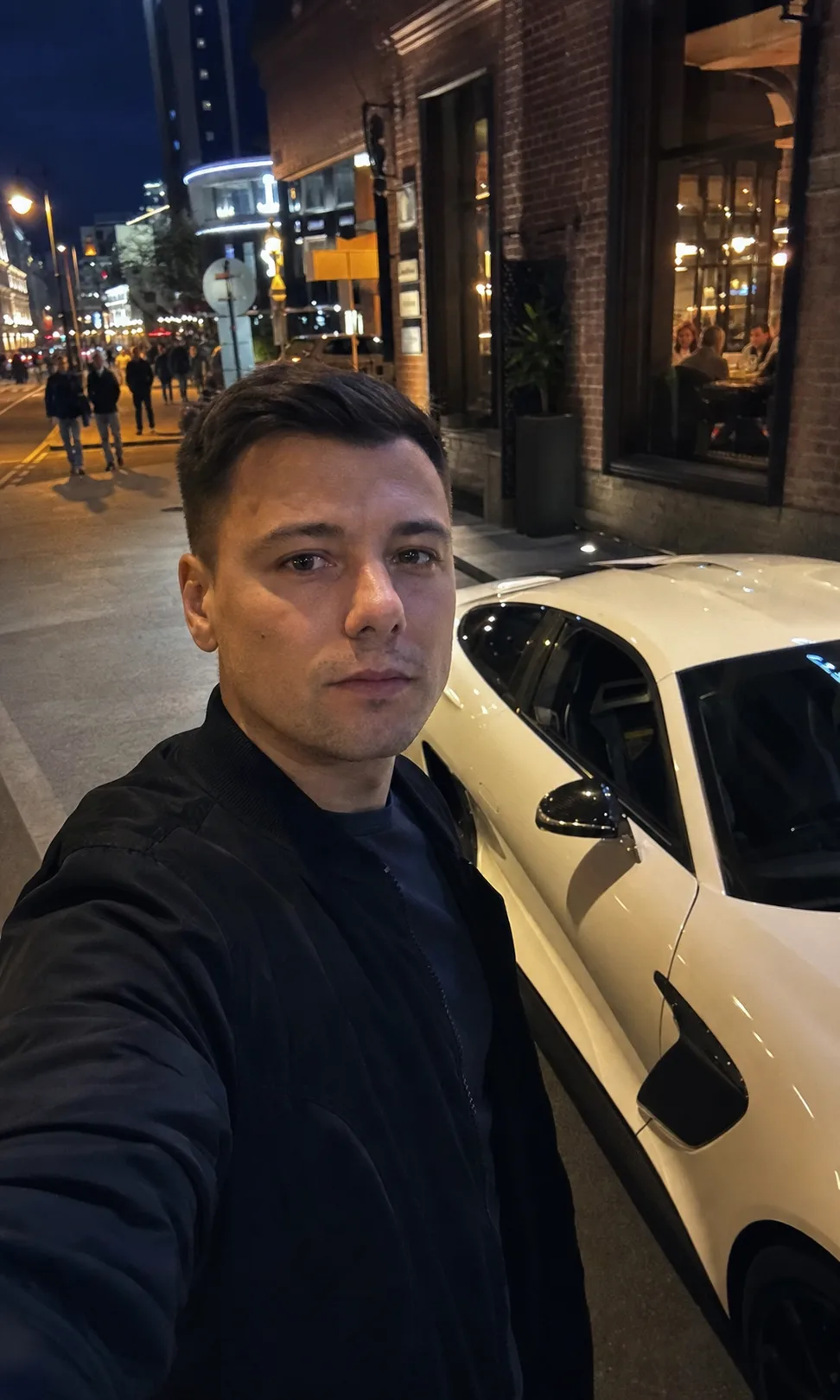 Пример образа «Белый суперкар в переулках Арбата» — Селфи