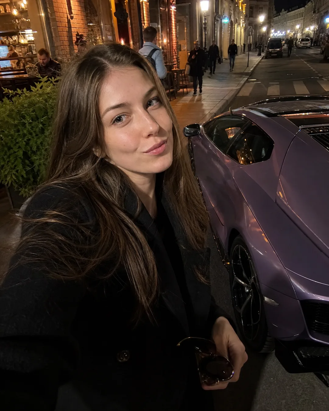 Лиловый суперкар в переулке Арбата