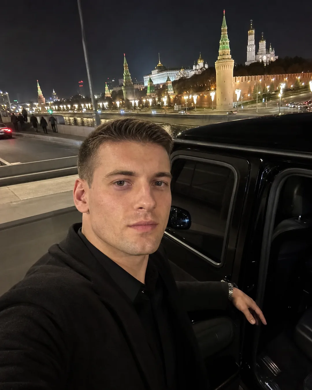 Пример образа «Чёрный внедорожник у Кремля» — Селфи