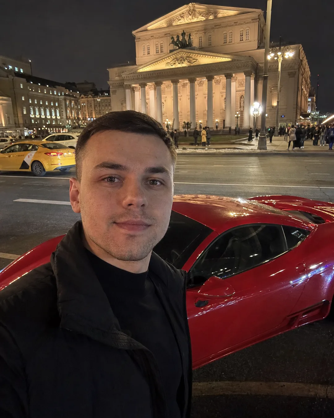 Красный спорткар у Большого театра